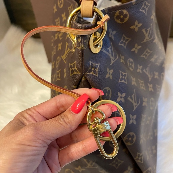 Authentic Louis Vuitton Monogram Canvas Artsy MM Shoulder Bag - Picture 7 of 17